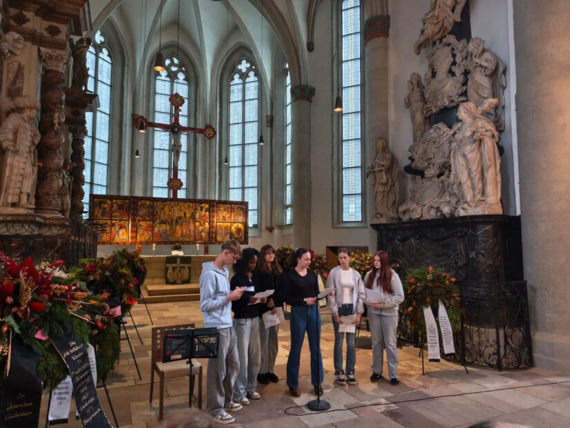 99 Luftballons am Volkstrauertag über der Wildunger Stadtkirche